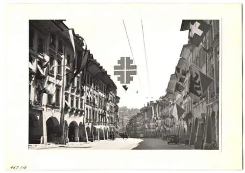 72 Fotografien Ansicht Bern, 62. Eidgenössisches Turnfest 1947, Kassenhäuschen am Bahnhof, Festgelände, Flaggenschmuck