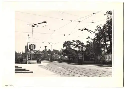 72 Fotografien Ansicht Bern, 62. Eidgenössisches Turnfest 1947, Kassenhäuschen am Bahnhof, Festgelände, Flaggenschmuck