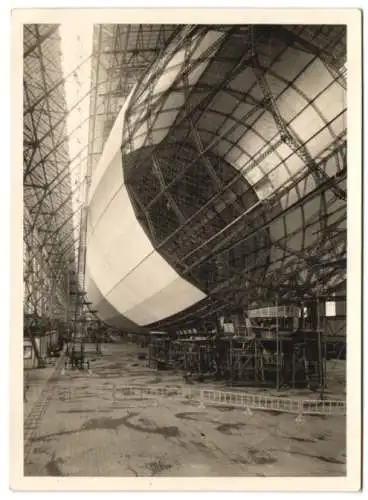 3 Fotografien unbekannter Fotograf und Ort, Zeppelin Bau in Zeppelinhalle, Drahtgestellt, Flüssigkeits Behälter