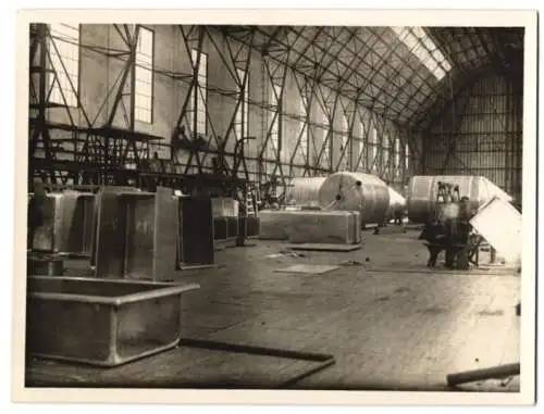3 Fotografien unbekannter Fotograf und Ort, Zeppelin Bau in Zeppelinhalle, Drahtgestellt, Flüssigkeits Behälter