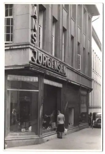 Fotografie Ansicht Rendsburg, Kleidungs- und Sportgeschäft Hans Jürgensen, Strassenpartie, Schaufenster