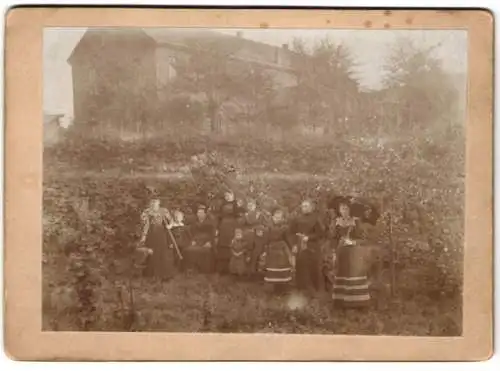 Fotografie unbekannter Fotograf, Ansicht Koblenz, Kemperhof, junge Frauen und Kinder bei der Gartenpflege