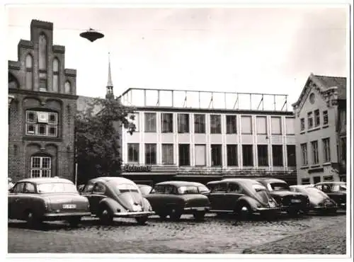 Fotografie unbekannter Fotograf, Ansicht Rendsburg, VW Käfer und Mercede Benz vor dem Kaufhaus Grimme