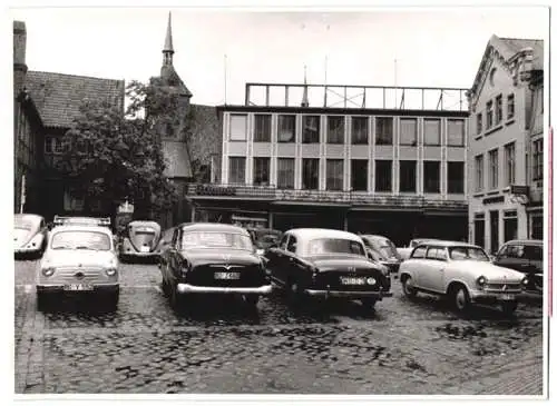 Fotografie unbekannter Fotograf, Ansicht Rendsburg, parkende Autos Opel, VW-Käfer, Mercedes Benz vor dem Kaufhaus Grimme