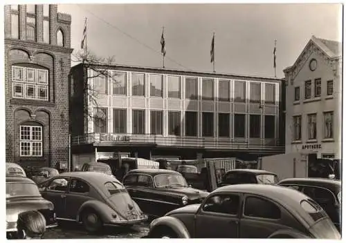 Fotografie Hans-Otto Koopmann, Hamburg, Ansicht Rendsburg, Kaufhaus Grimme mit Parkenden VW-Käfer und Opel, 27 x 19cm