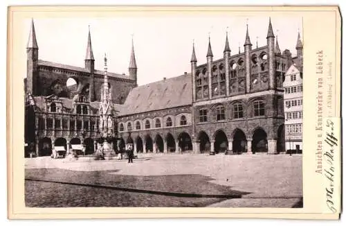 Fotografie J. Nöhring, Lübeck, Ansicht Lübeck, Marktplatz mit Brunnen