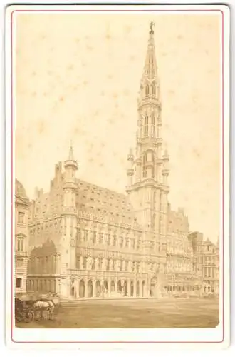 Fotografie unbekannter Fotograf, Ansicht Brüssel, Rathaus mit Baugerüst