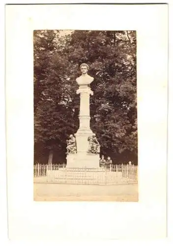 Fotografie unbekannter Fotograf, Ansicht Rendsburg, Lornsen-Denkmal kurz nach der Einweihuung 1878