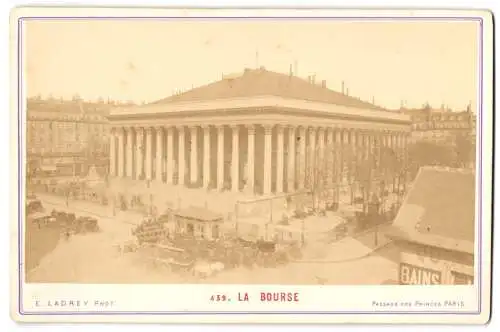 Fotografie E. Ladrey Phot., Paris, Ansicht Paris, La Bourse, Fuhrwerke und Droschken