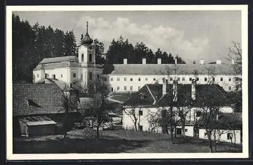 AK Gutenstein, Gasthof Huber mit Wallfahrtskirche auf dem Mariahilfberg