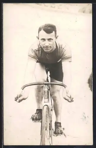 Foto-AK Radsportler Walter Behrend posiert auf seinem Rennrad