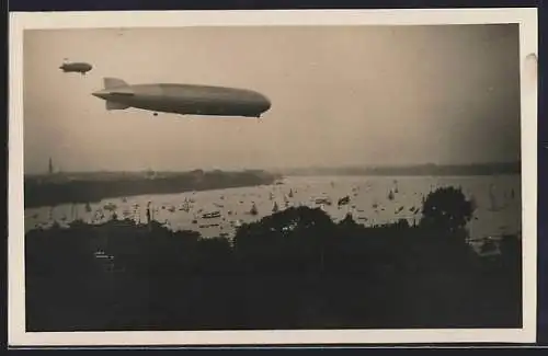 Foto-AK Hamburg, Zeppeline über der Aussenalster