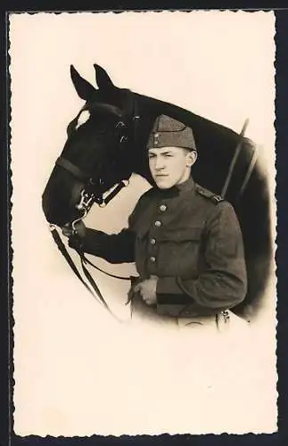 Foto-AK Junger schweizer Soldat in Uniform mit seinem Pferd