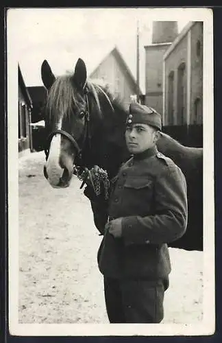 Foto-AK Uniformierter schweizer Soldat mit seinem Pferd