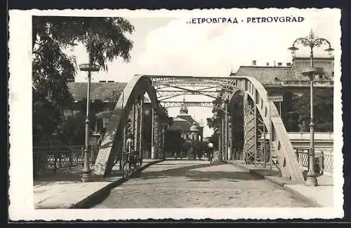 AK Petrovgrad, Brücke mit Passanten