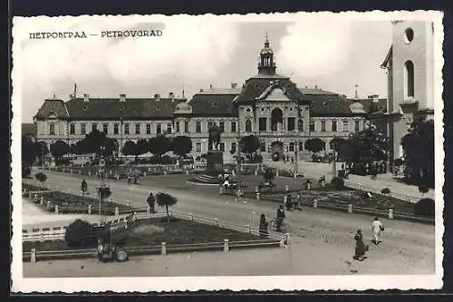 AK Petrovgrad, Strassenpartie mit Denkmal und Passanten