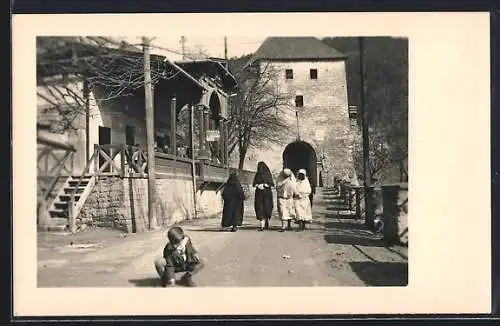 AK Jajce, Strassenbild mit Bewohnerinnen