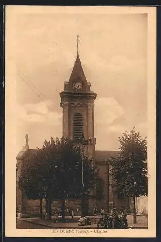 AK Dugny, L`Église et la place avec habitants