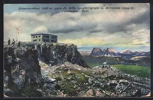 AK Rittnerhornhaus, Panorama mit Wanderern und die Sella, Langkofelgruppe und Marmolata