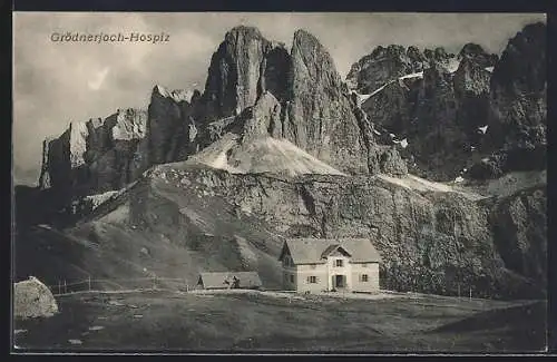 AK Grödnerjoch-Hospiz, Ansicht mit Blick zu den Bergen