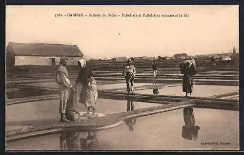 AK Carnac, Salines du Bréno, Paludiers et Paludières ramassant le Sel, Meersalz-Saline