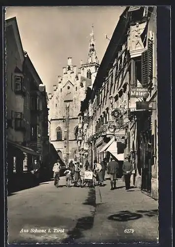 AK Schwaz, Strassenpartie mit Passanten und Blick zur Kirche