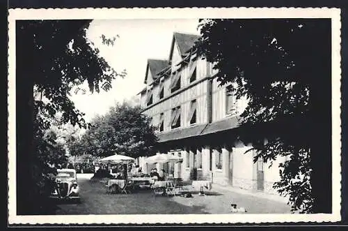 AK Cloyes, Vue sur la cour intérieure de l`Hôtel Saint-Jacques, les chambres, le restaurant et la terrasse