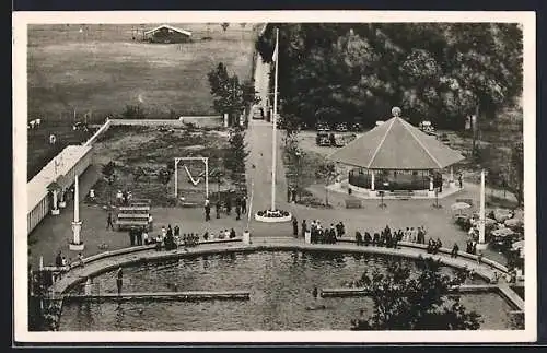 AK Cloyes, Plage du Val-Fleuri, Les bords du Loir avec des visiteurs autour du bassin