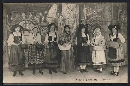 AK Cloyes, 4 Mai 1919, Vendeuses en costumes traditionnels