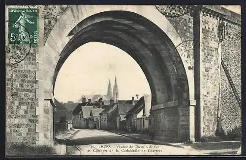 AK Lèves, Viaduc du chemin de fer et clochers de la cathédrale de Chartres