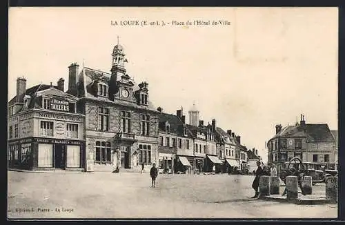 AK La Loupe, Place de l`Hôtel de Ville avec bâtiments et passants