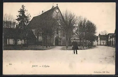 AK Jouy, L`église et la place du village en hiver