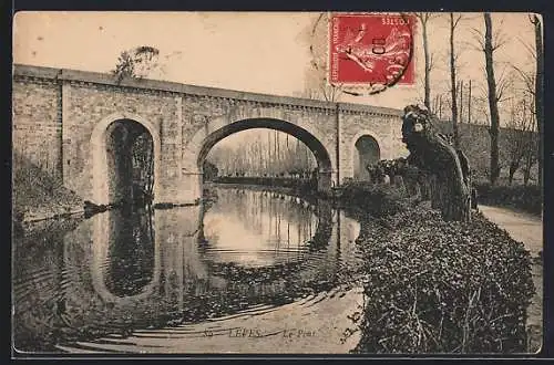 AK Lèves, Le Pont et son reflet dans l`eau calme