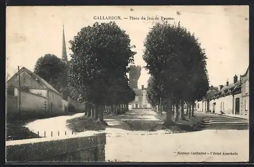 AK Gallardon, Place du Jeu de Paume avec allée d`arbres et bâtiments historiques