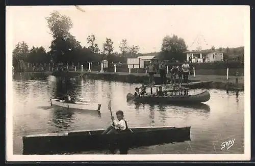 AK Nogent-le-Rotrou, La plage sur l`Huisne avec canoës et visiteurs