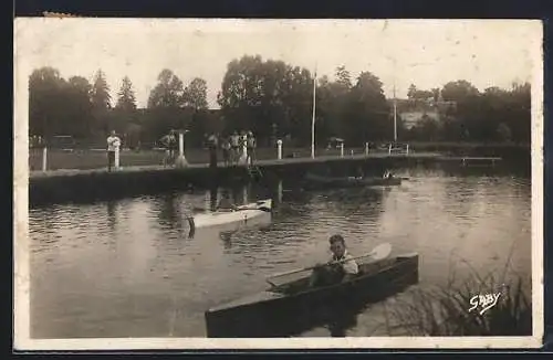 AK Nogent-le-Rotrou, La Plage sur l`Huisne avec canoës et spectateurs