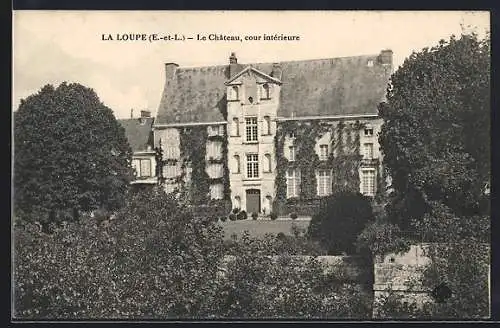 AK La Loupe, Le Château, cour intérieure