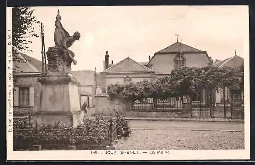 AK Jouy, La Mairie et monument en premier plan