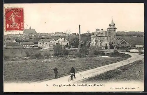 AK Saulnières, Vue générale du village et du château avec personnages au premier plan