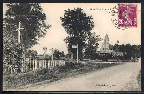 AK Brezolles, Le Calvaire et vue sur l`église entourée d`arbres