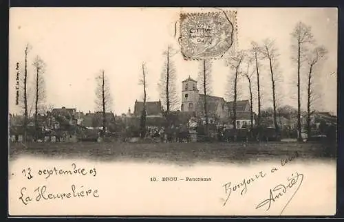 AK Brou, Panorama du village avec église et arbres en alignement