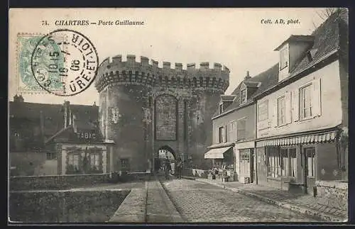 AK Chartres, Porte Guillaume et rue animée avec boutiques et passants