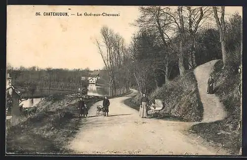 AK Châteaudun, Le Gué-aux-Chevaux avec promeneurs au bord de la rivière