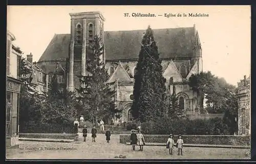 AK Châteaudun, Église de la Madeleine et enfants devant l`entrée