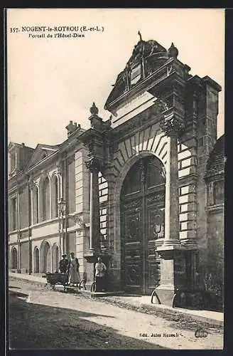 AK Nogent-le-Rotrou, Portail de l`Hôtel-Dieu