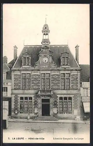 AK La Loupe, Hôtel de Ville avec facade imposante et horloge centrale