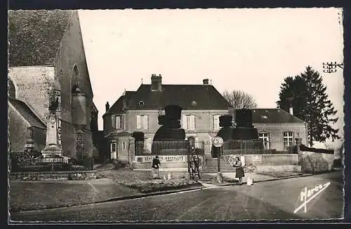 AK Digny, Vue de la mairie et du monument aux morts