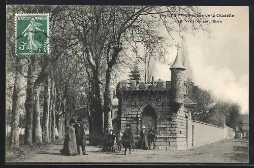 AK Illiers, Promenade de la Citadelle avec passants et arbres alignés