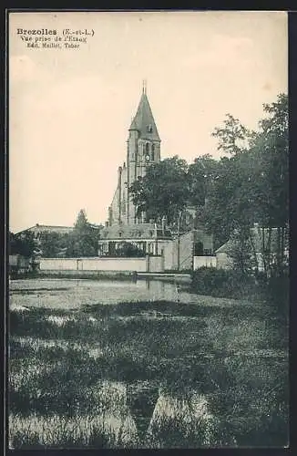 AK Brezolles, Vue prise de l`étang et église en arrière-plan