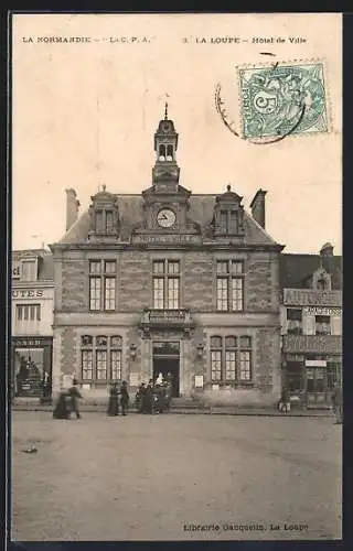 AK La Loupe, Hôtel de Ville avec timbre et passants devant le bâtiment